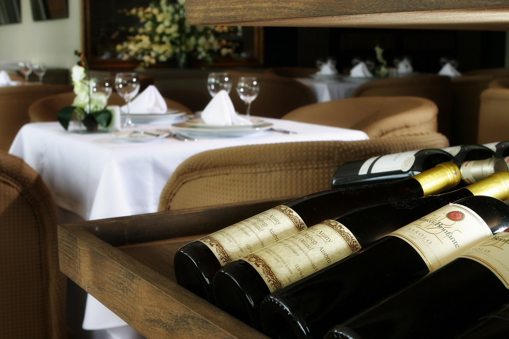 Marina Park Hotel フォルタレザ エクステリア 写真 Wine bottles in a wine rack
